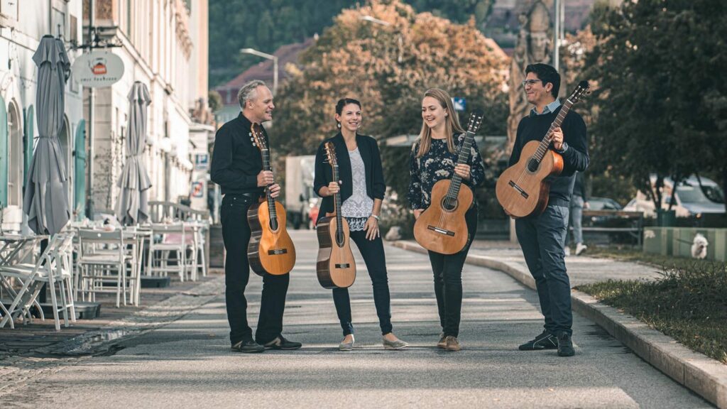 Quartett Reithofer mit Gitarren auf der Straße in Graz