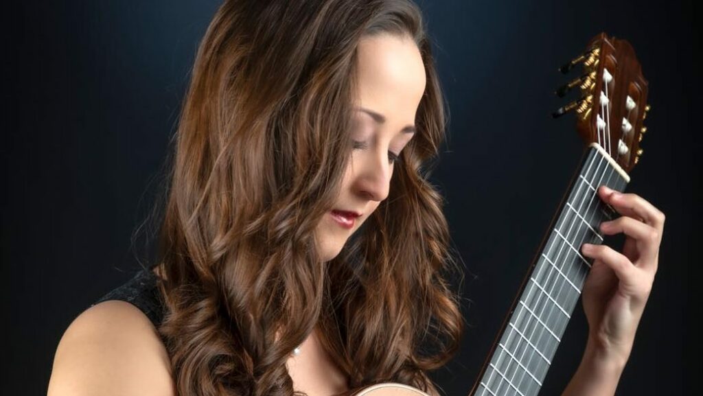 Antonia Haslinger mit Gitarre in Nahaufnahme